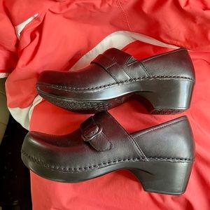 Woman’s Dansko clogs Sz 38